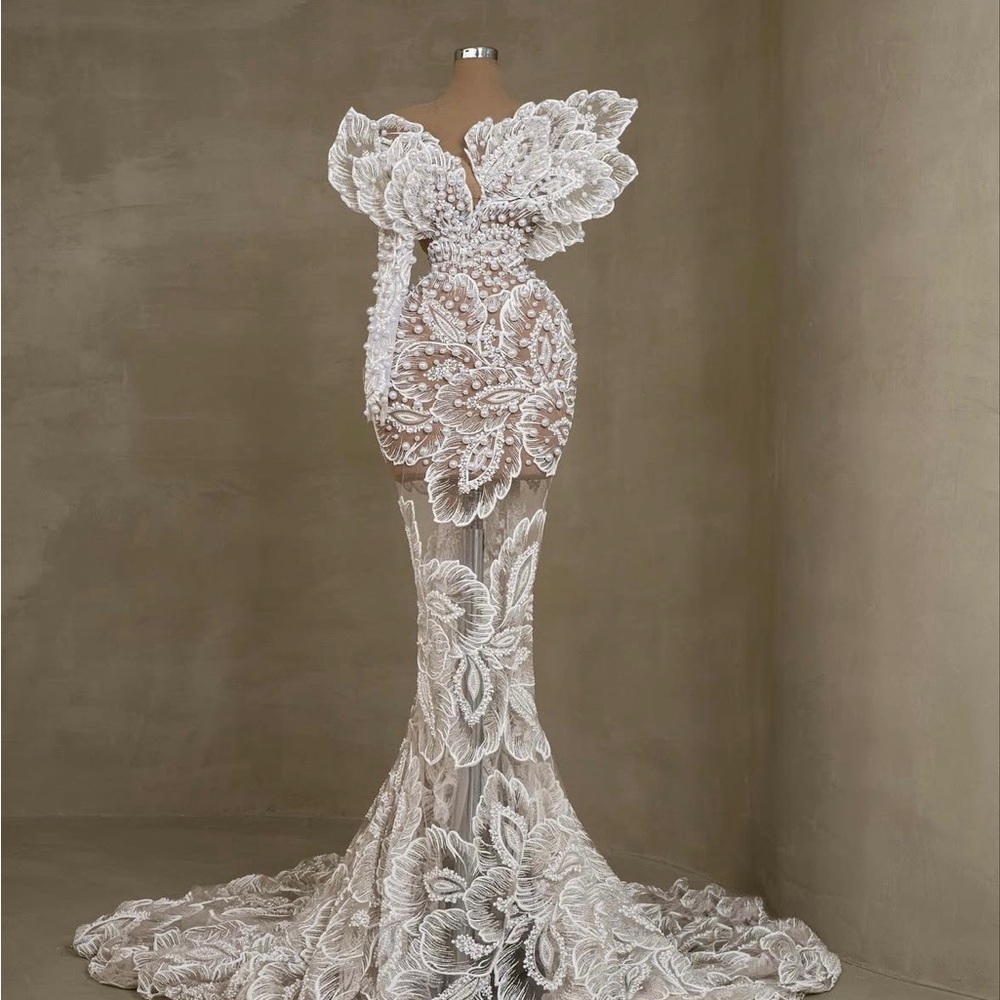 Elegant White Lace Dress - Picture 2 of 6